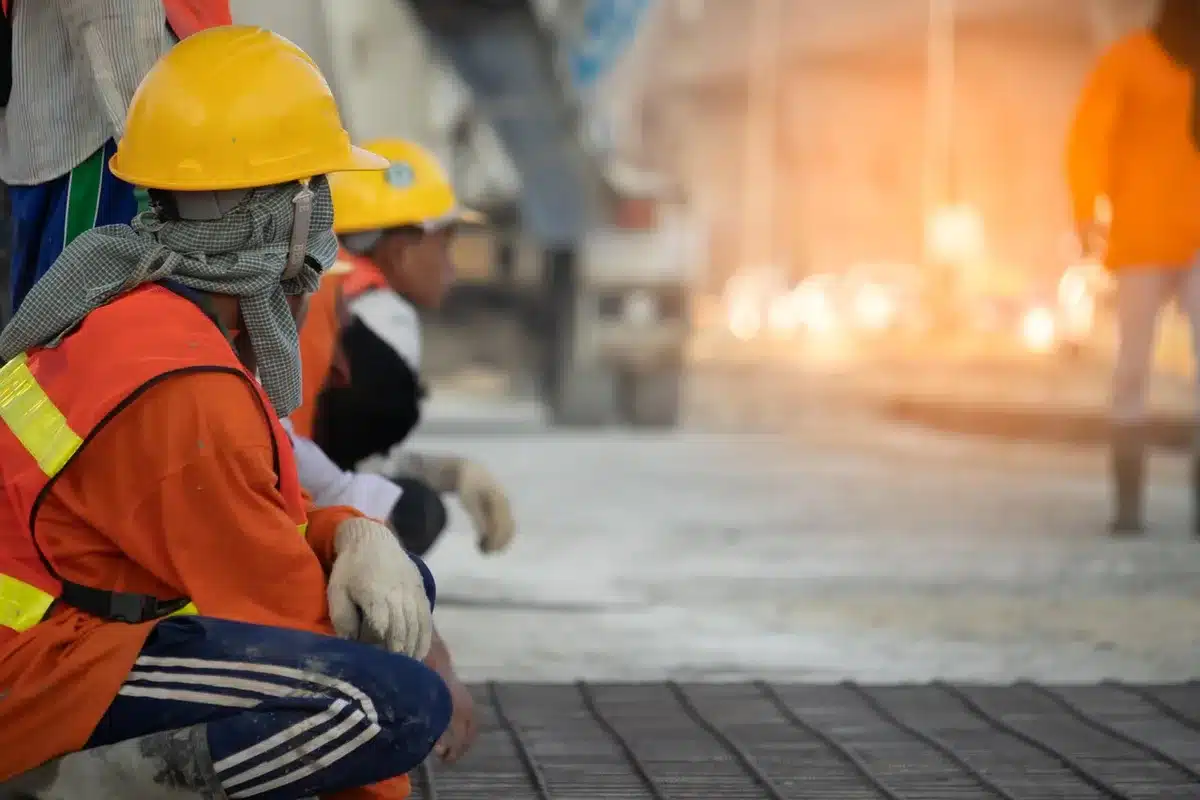 Trabajadores de la construcción saliendo al inicio de la jornada