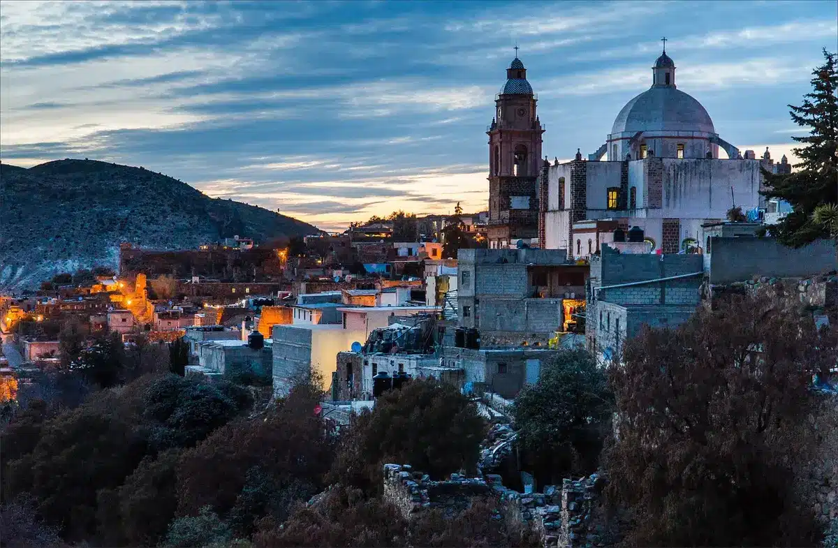 Iglesia de pueblo al atardecer que sugiere moral religiosa estricta