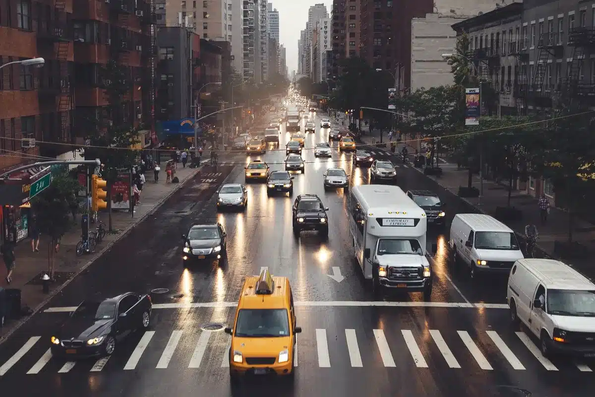 Panel de un taxi con taxímetro y recibos que muestra cifras de facturación