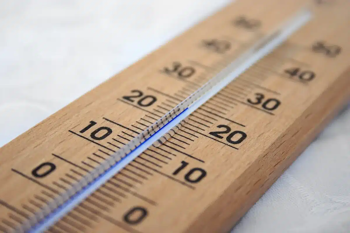 Termómetro con altas temperaturas y cielo despejado en ciudad del sur