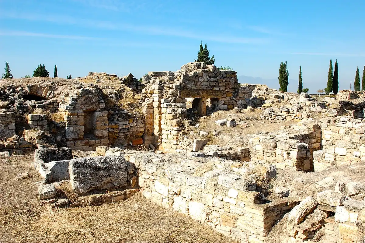 Ruinas polvorientas que sugieren un planeta abandonado y olvidado
