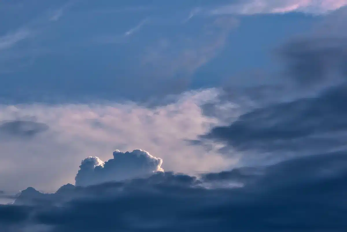 Nubes de tormenta y lluvia intensa sobre paisaje urbano