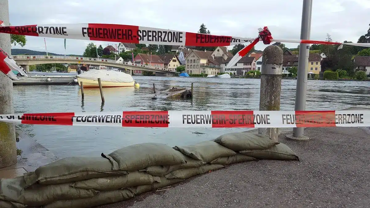 Servicios de emergencia instalando medidas preventivas ante inundaciones