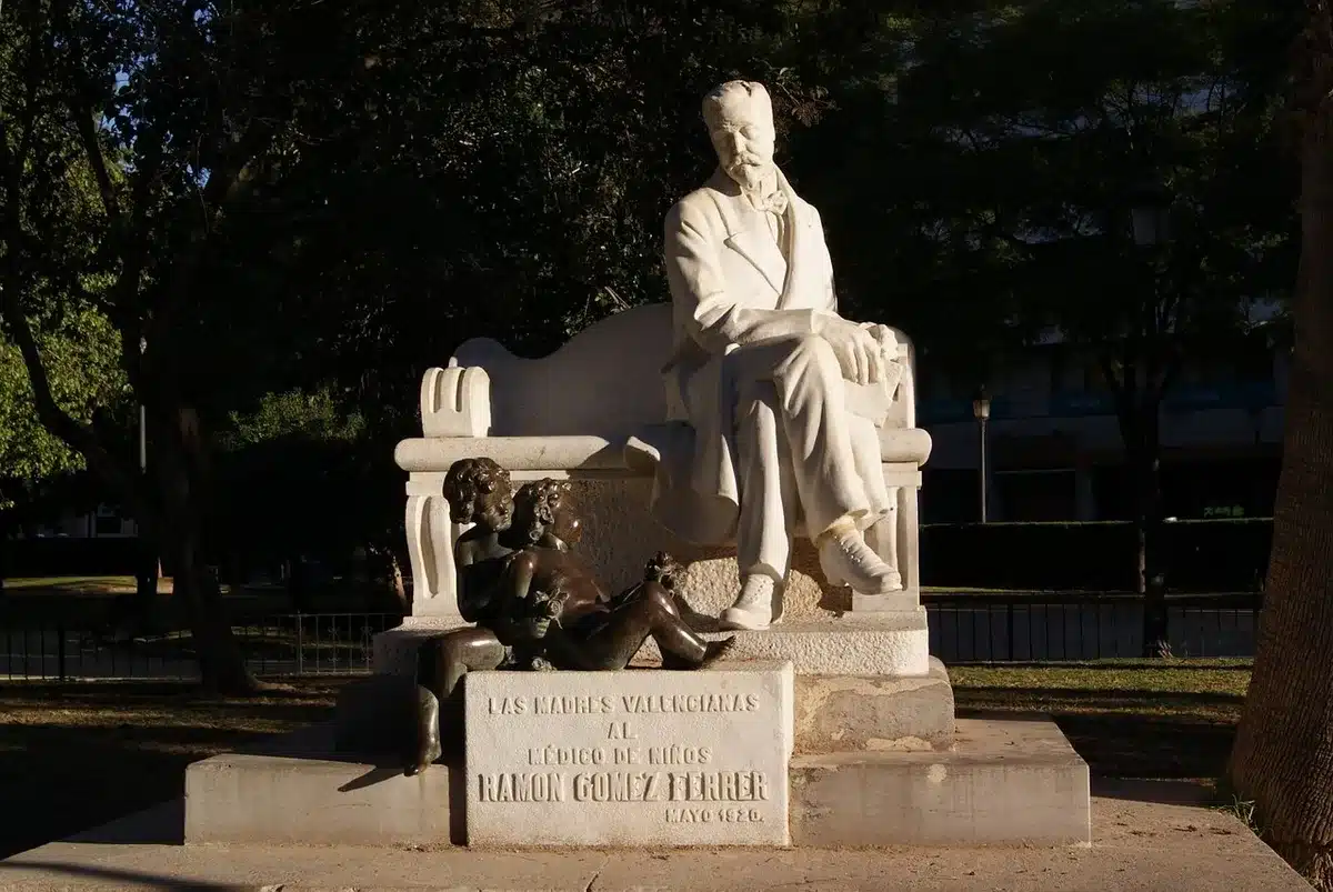 Estatua histórica de cuerpo entero sobre pedestal en un parque urbano