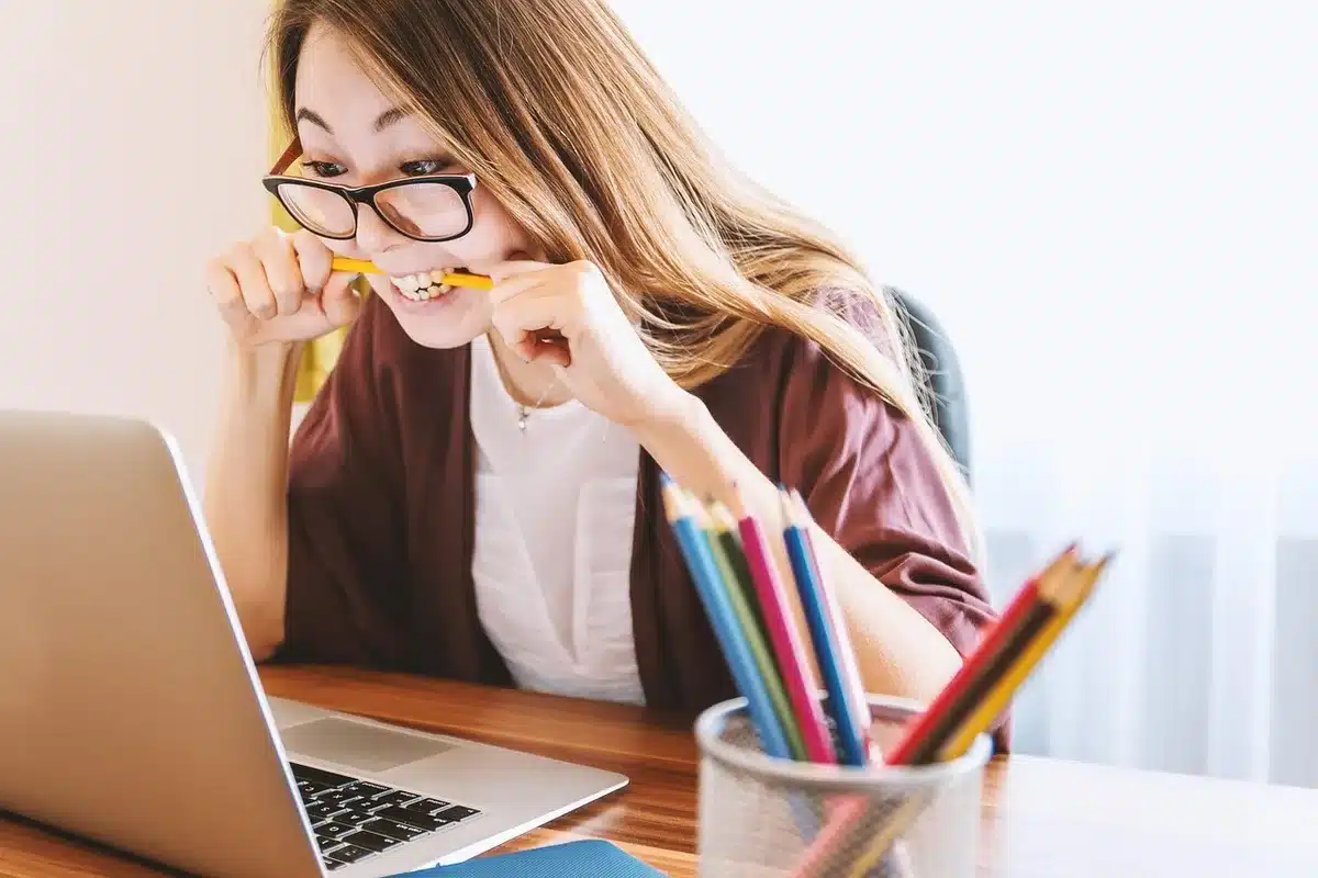 Escritora revisando un manuscrito en un escritorio iluminado