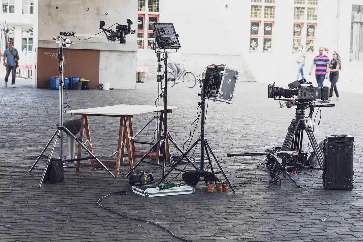 Actores ensayando en un set con iluminación de rodaje
